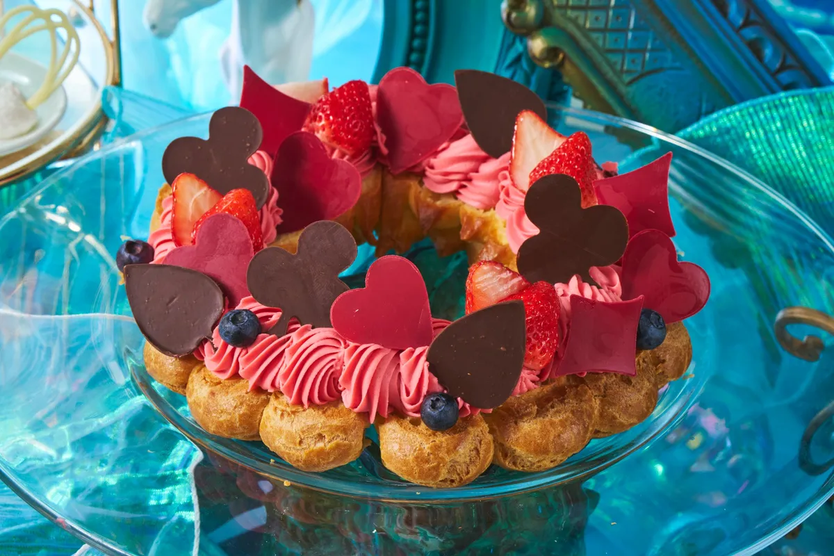 トランプのモチーフをあしらった華やかなパリブレスト