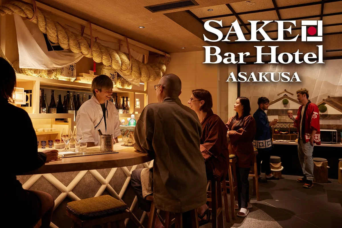 大きな注連縄が飾られた1階のSAKE Barで日本酒を楽しむゲスト
