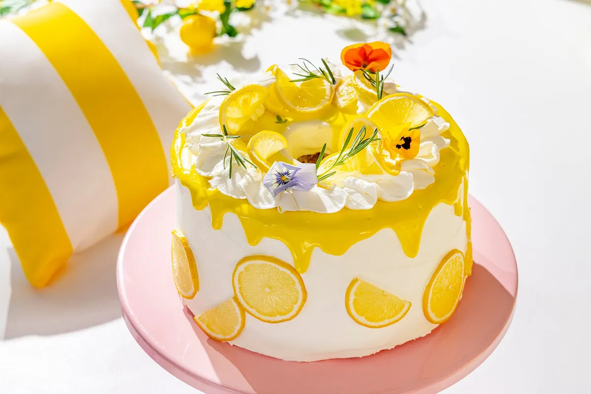 レモンスライスが飾られたシフォンケーキ