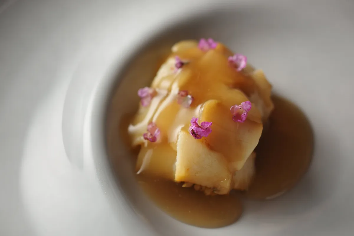 ウニとアワビを使用した温前菜いちご煮