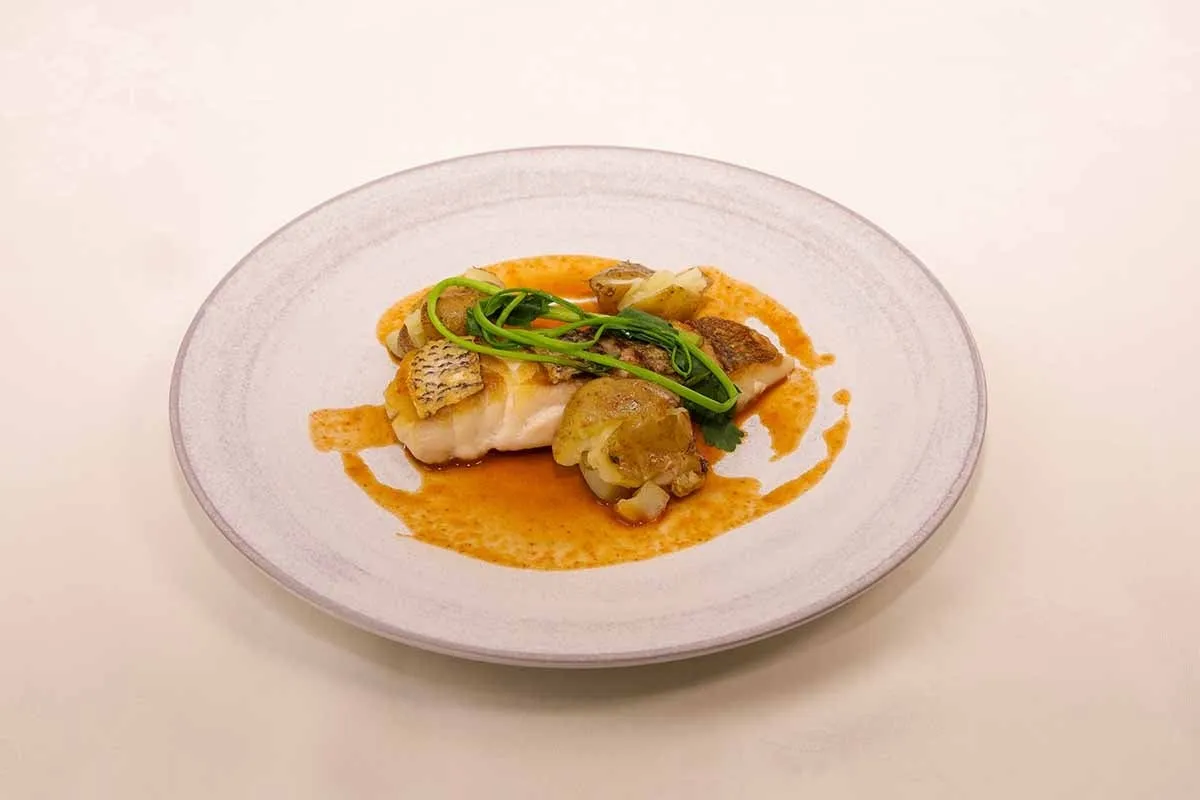 繊細なソースが彩る鮮魚のポワレ