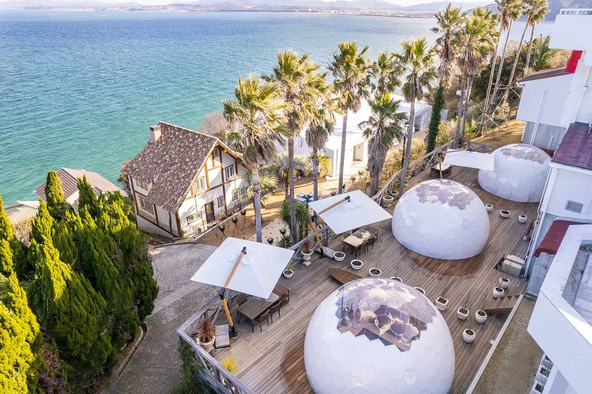 海を望むテラスに設置されたドームテントの風景