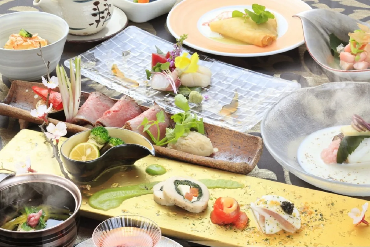 テーブルを彩る華やかな創作和食会席の数々
