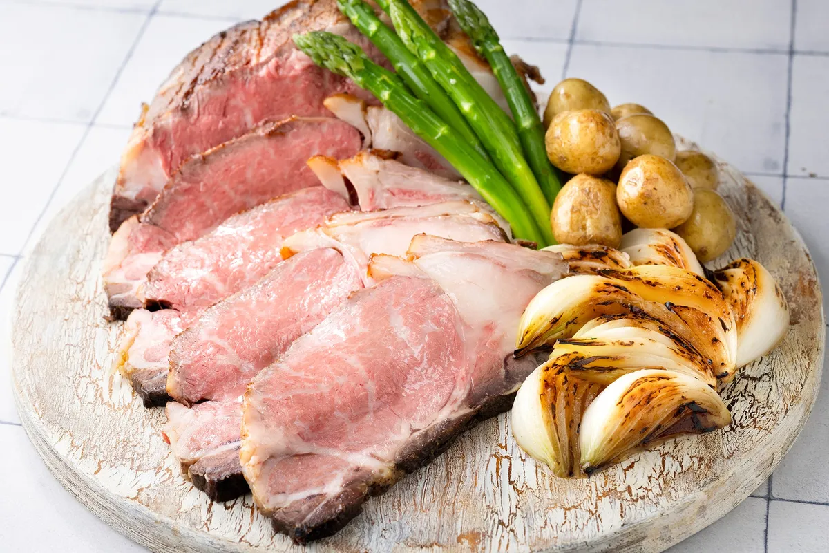 ジューシーに焼き上げられたローストビーフと付け合わせの野菜