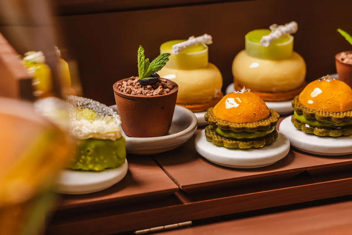 繊細な装飾が施されたメロンスイーツ