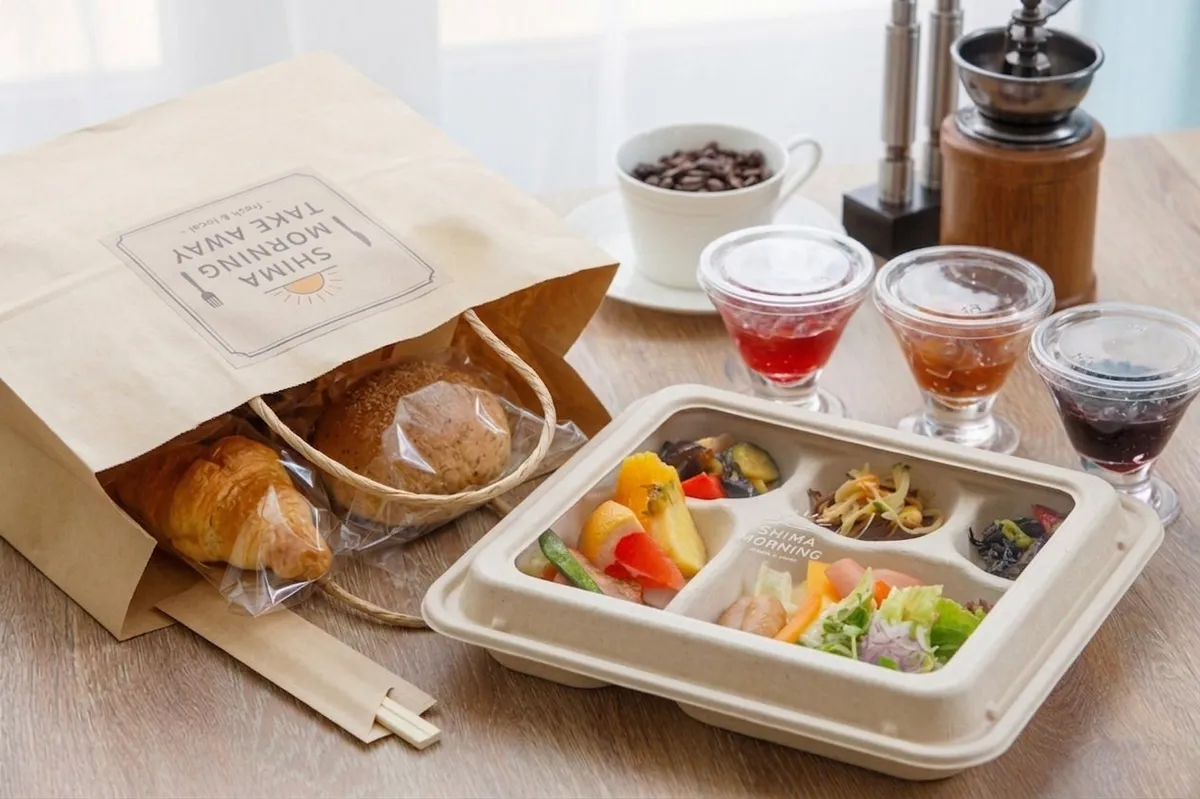 彩り豊かな食材が詰められたテイクアウト形式の朝食ボックス