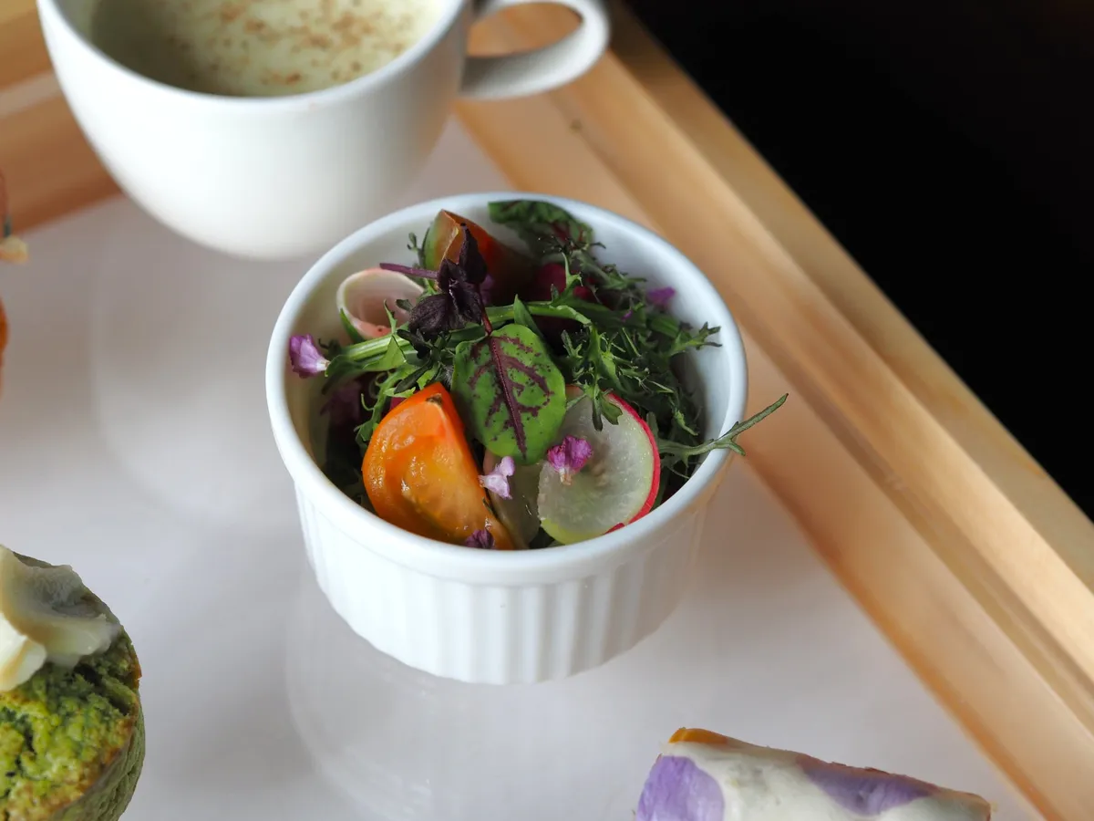 奈良県産野菜を使用した彩り豊かなサラダ