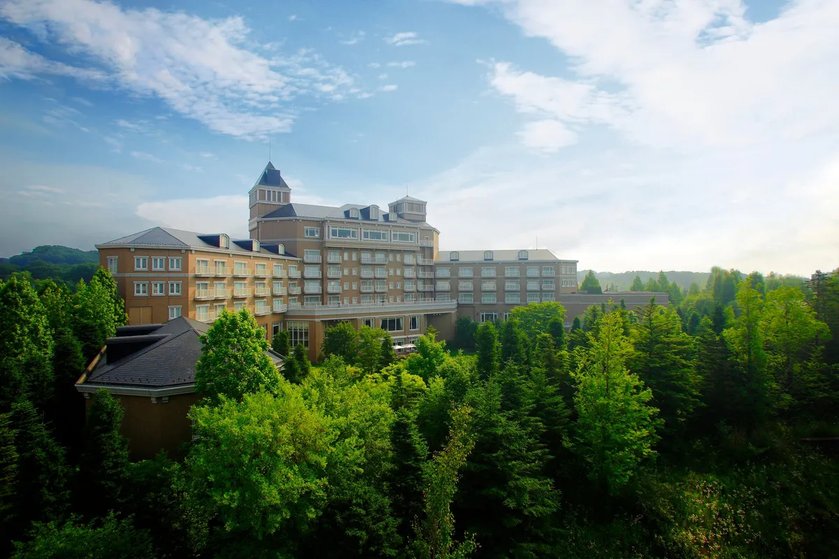 豊かな緑に包まれた仙台ロイヤルパークホテルの外観