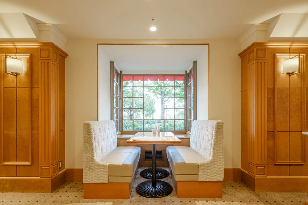 窓際でゆったり過ごせるカフェのボックス席