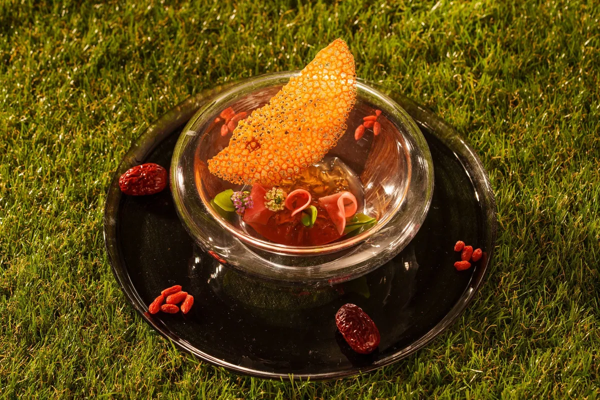 新生漢方和牛の旨味に漢方のエッセンスを加えた滋味深いコンソメスープ