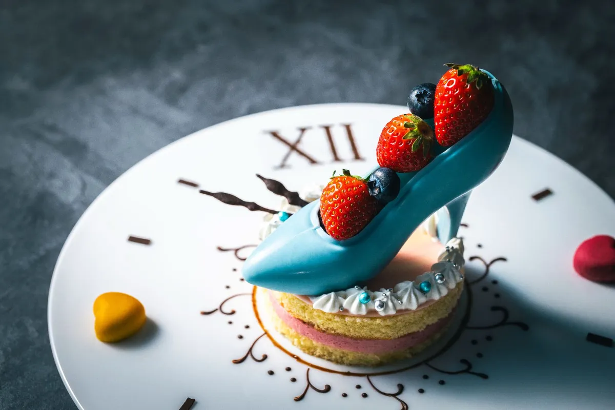 時計の文字盤プレートにのったハイヒールのチョコレートスイーツ