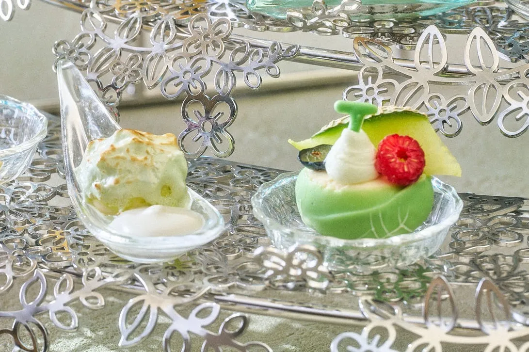 メロンムース メレンゲ包みとメロンのスイーツ