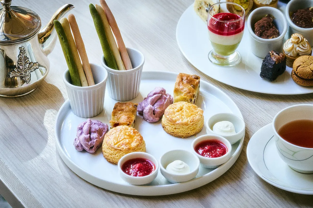 スコーンやグリッシーニなどのブレッドプレート