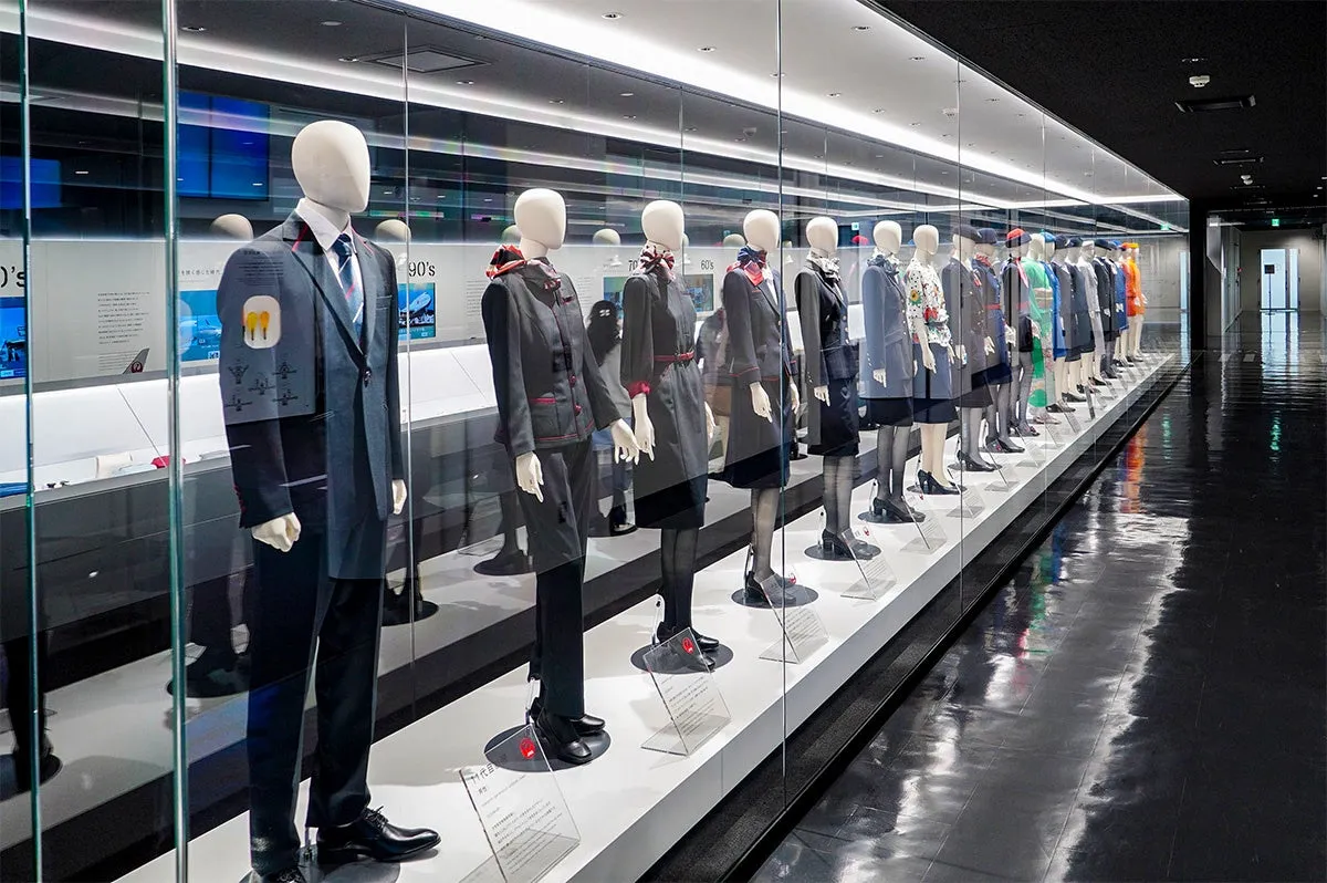 JAL SKY MUSEUM内に並ぶ歴代の客室乗務員制服展示
