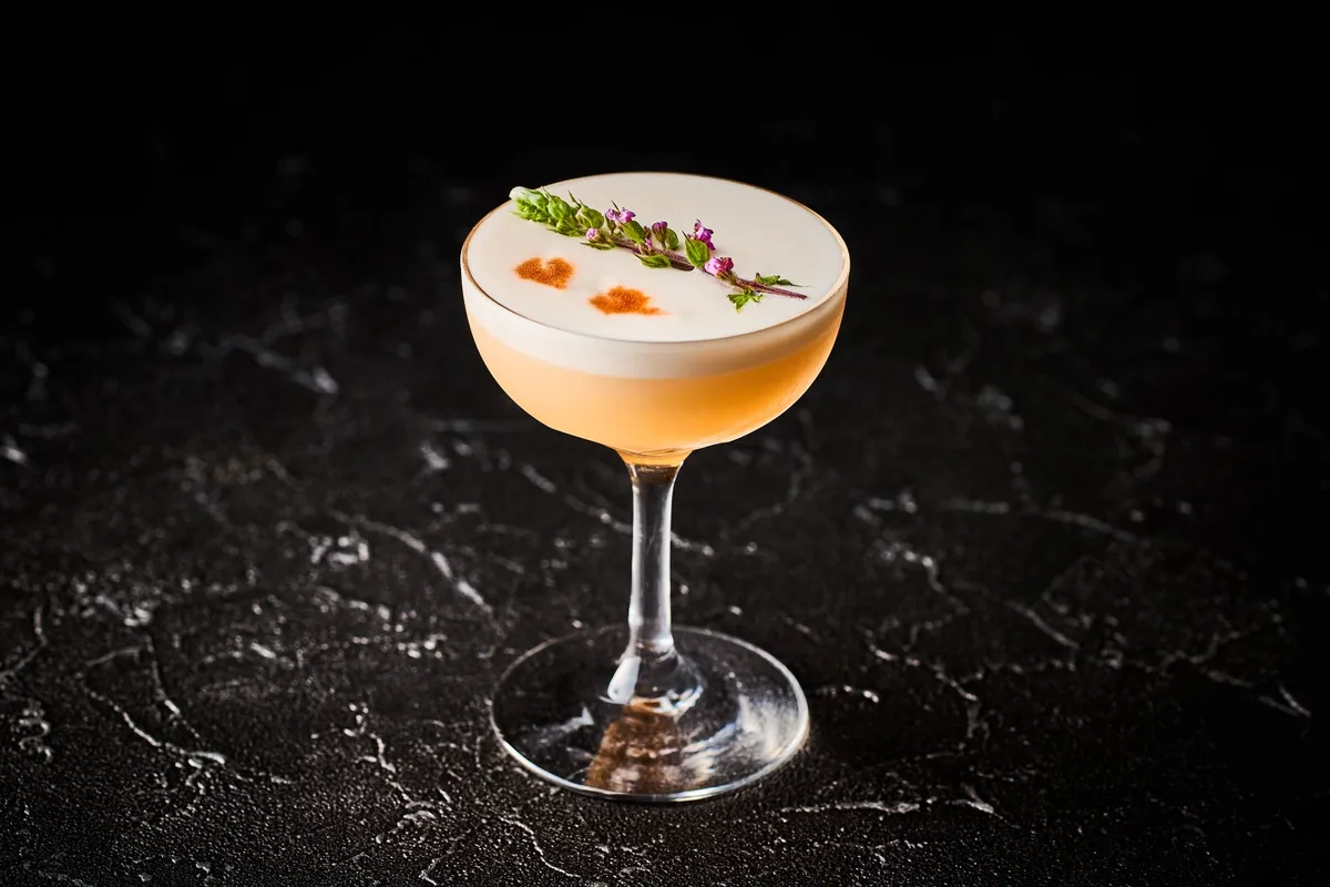 白い泡に花を添えた可憐なカクテル「杏露」