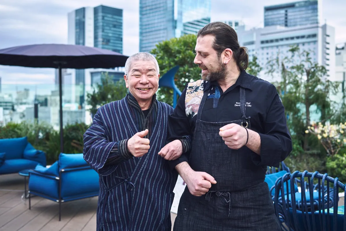 笑顔で並ぶ鳥せんの田中氏とGallery 11のシェフ