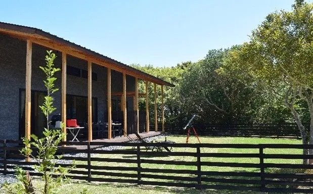 伊勢志摩の森に溶け込むヴィラの外観