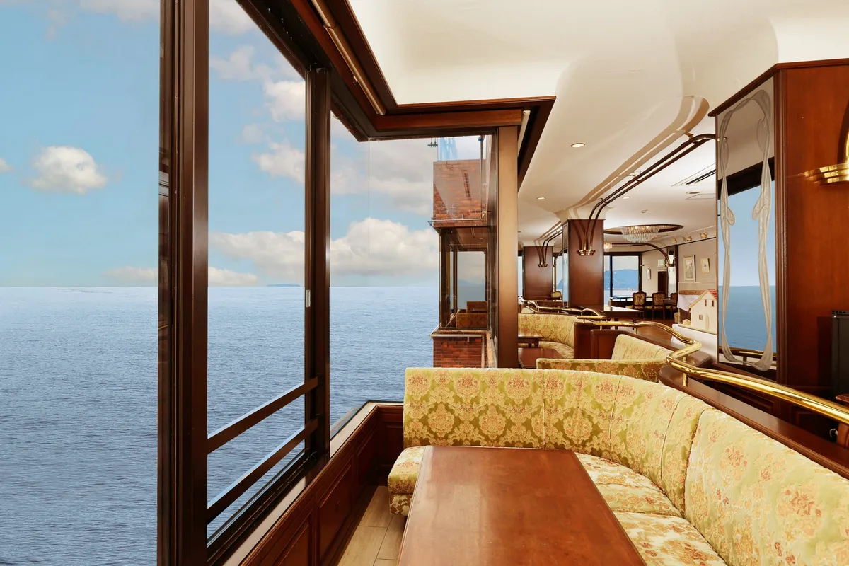 大きな窓から海を一望できる花の妖精のクラシカルな店内