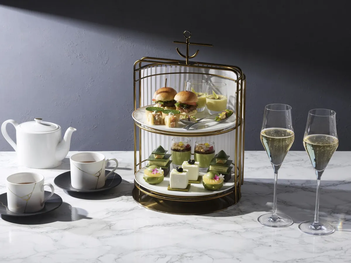 夜の落ち着いた雰囲気で楽しむナイトアフタヌーンティー。お酒に合うセイボリーが並びます。