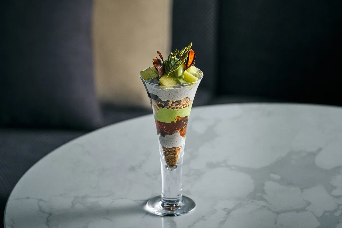 メロンと抹茶が層を成す美しい夜のパフェ