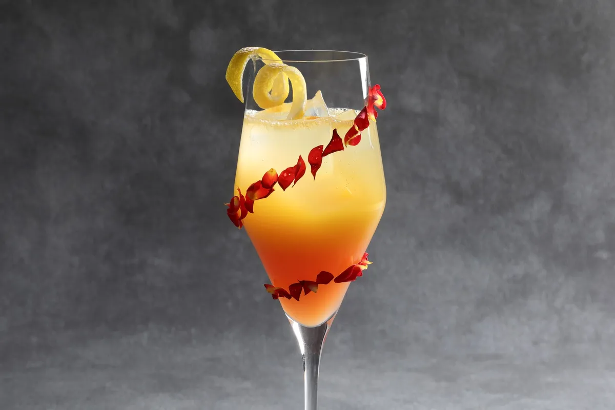 花びらが添えられた華やかな「シェラトン ベリーニ」