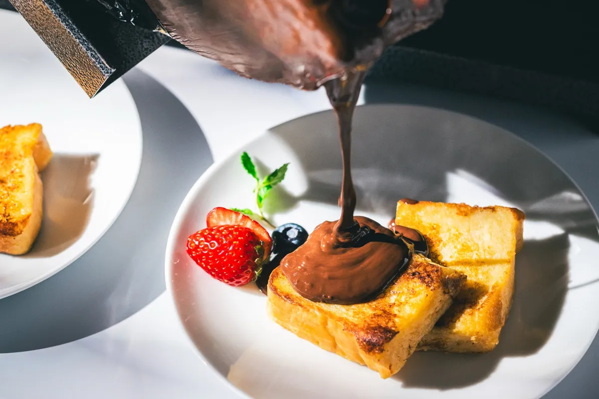 フレンチトーストにたっぷりとかけられるチョコレート