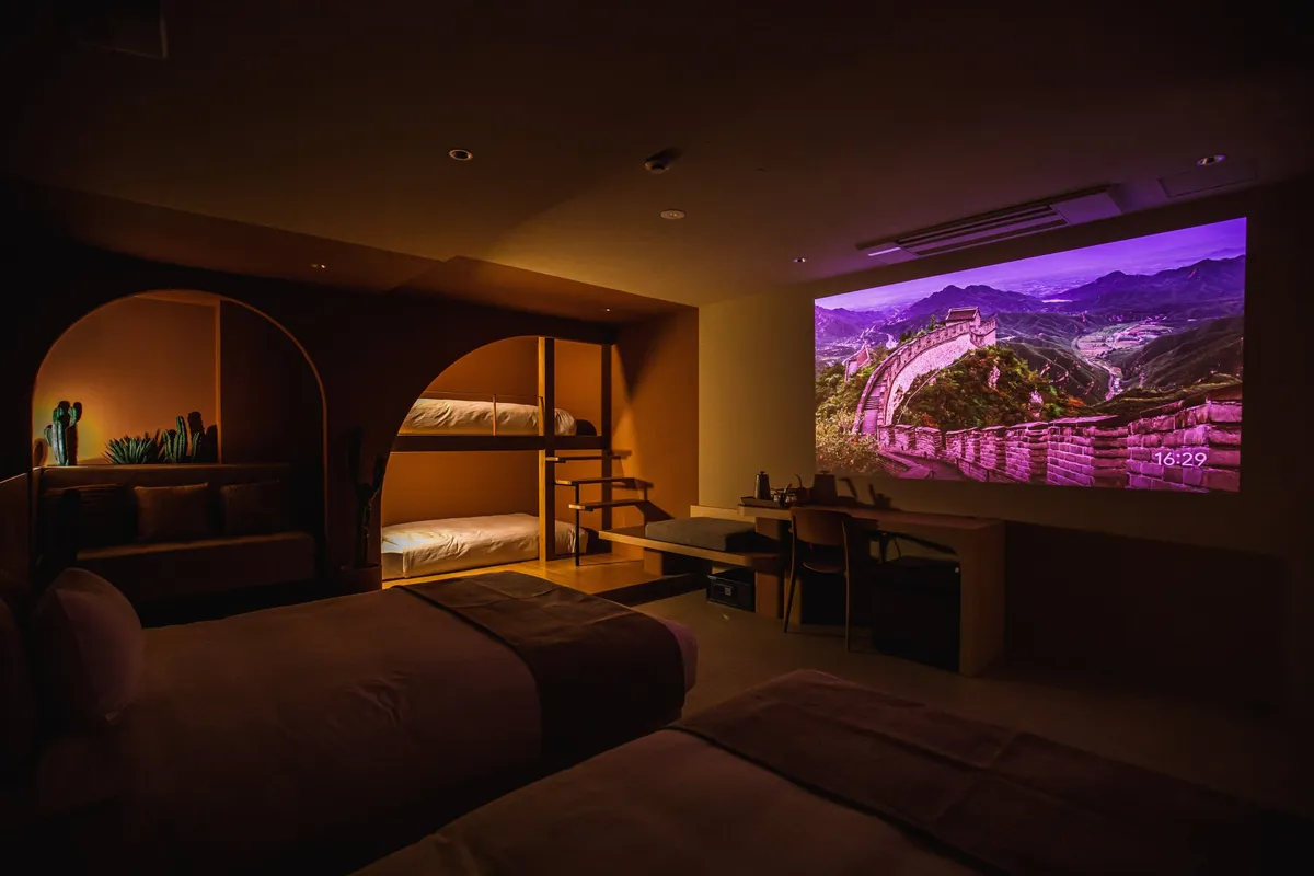 客室の壁一面に映し出された迫力ある100インチの映像