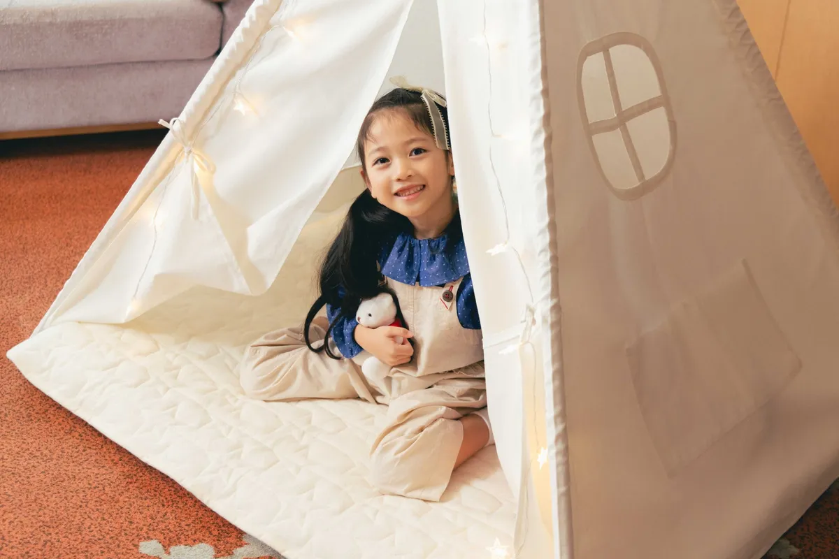 キッズテントの中で笑顔を見せる女の子