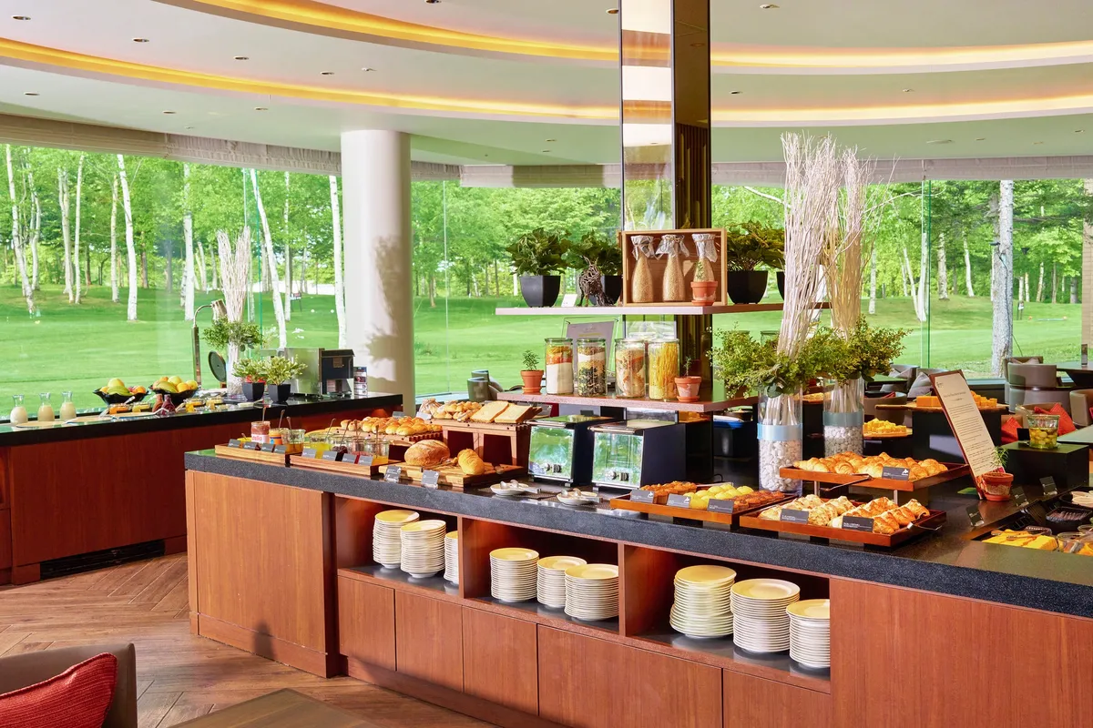 緑豊かな景色が広がるアトリウムのブッフェコーナー