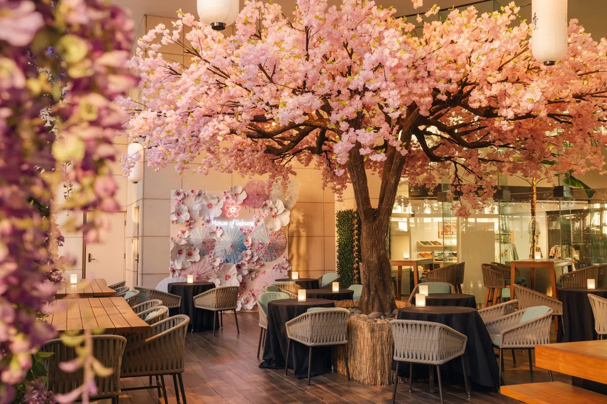 桜の装飾が施された華やかなポップアップバー『House of Sakura』の店内風景