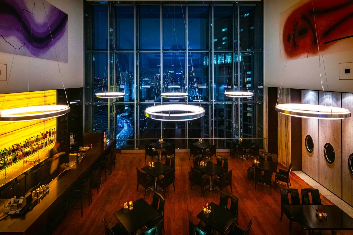 高い天井と大きな窓が特徴的な24階バー・ラウンジ「THE BAR」の内観
