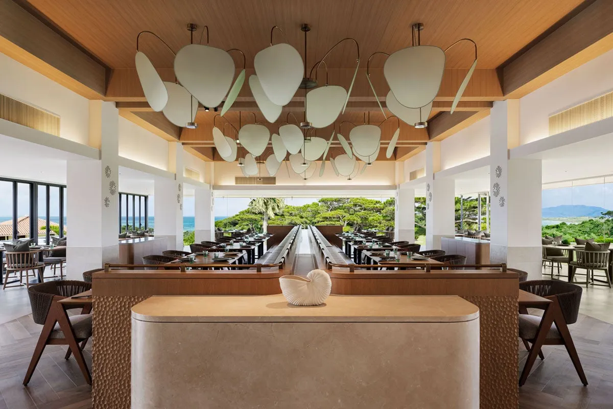 大きな窓から小浜島の自然を望む、開放感あふれる明るいデザインのレストラン内観