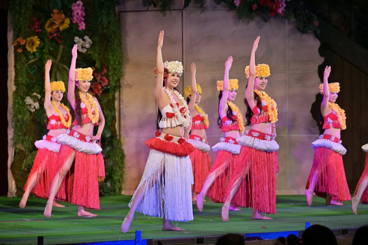 色鮮やかな衣装を身にまとったフラガールによるポリネシアンショー