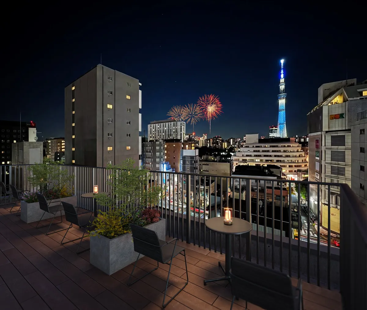 スカイツリーを望む屋上テラス