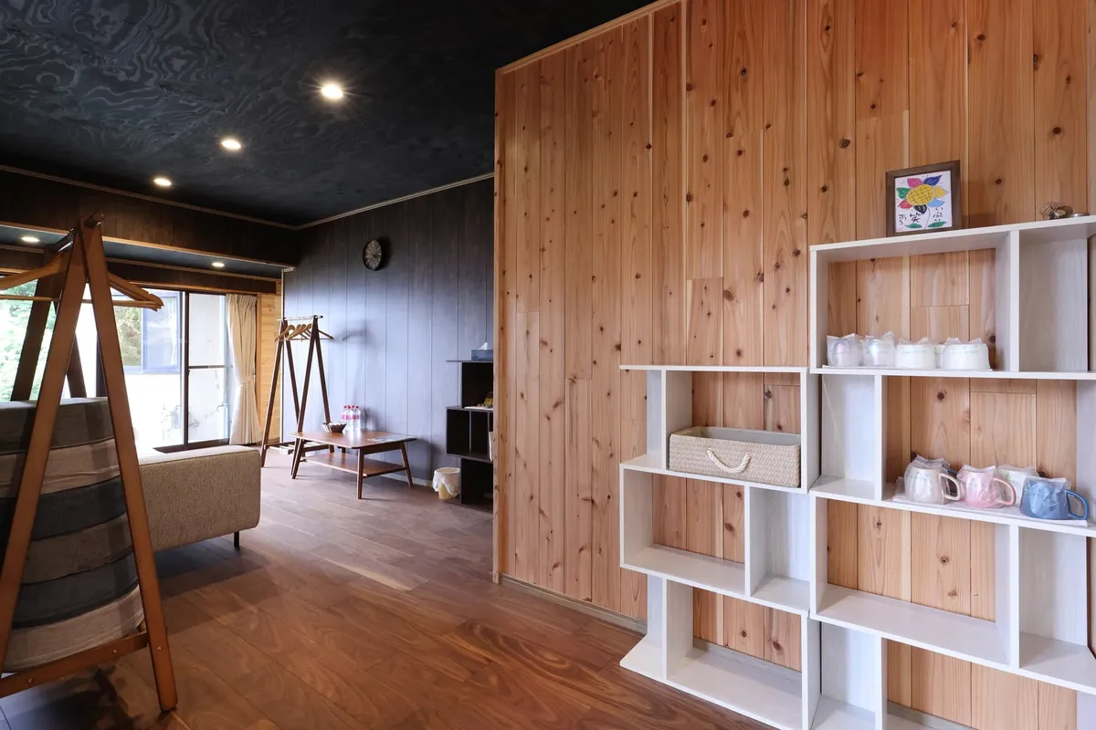 木の温もりに包まれた離れの客室インテリア