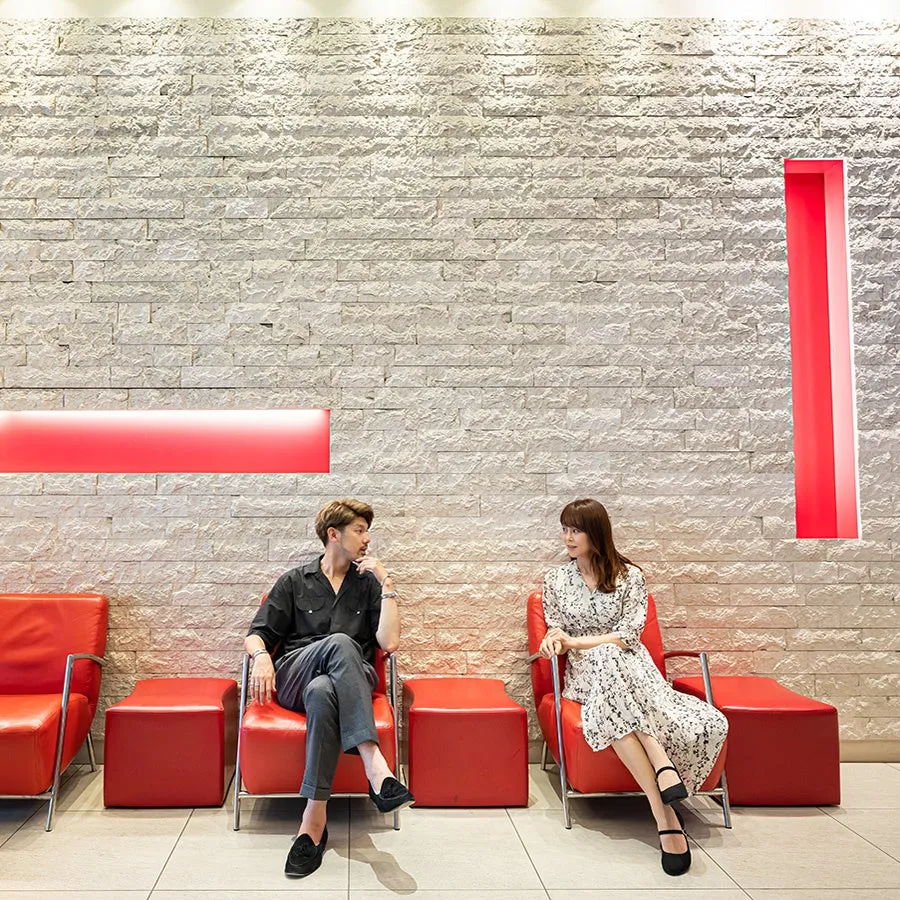 赤を基調としたモダンで洗練されたロビー