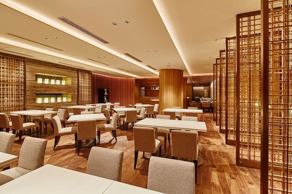 ホテル日航立川 東京のモダンで落ち着いた雰囲気のレストラン内観