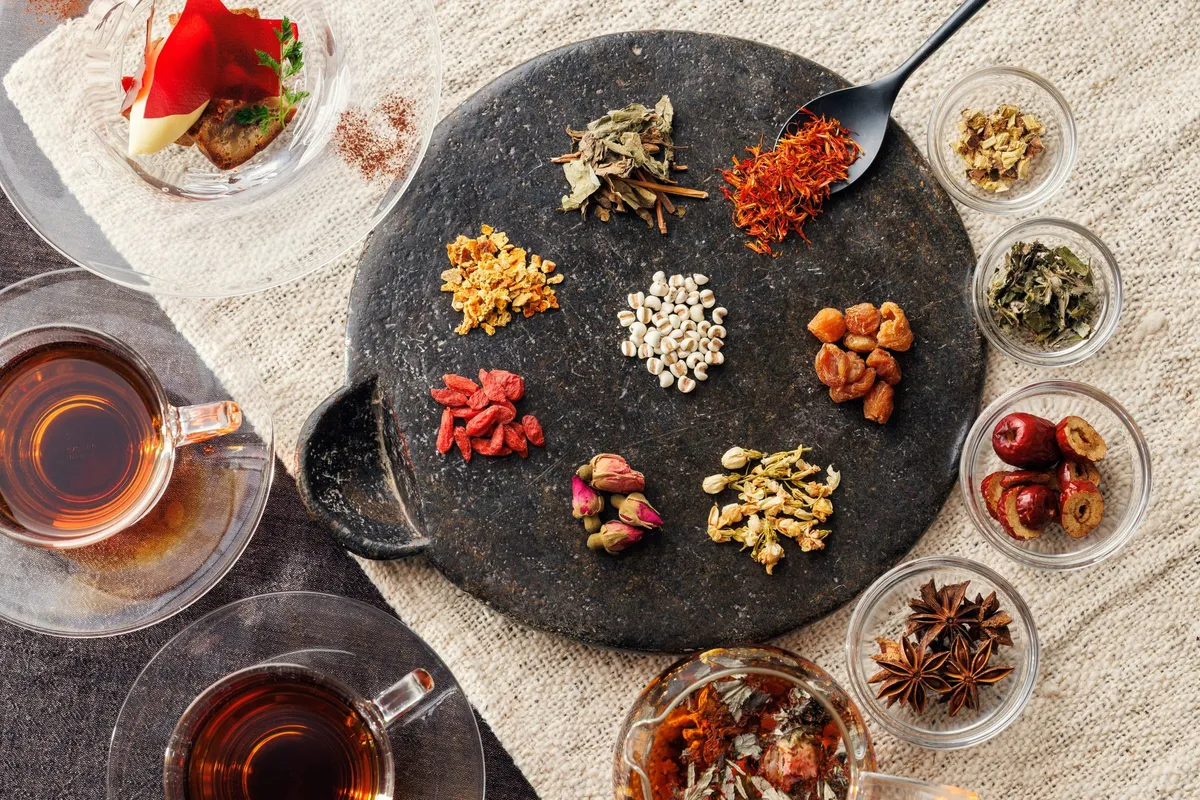 プレートに並べられた多彩な生薬のブレンド体験