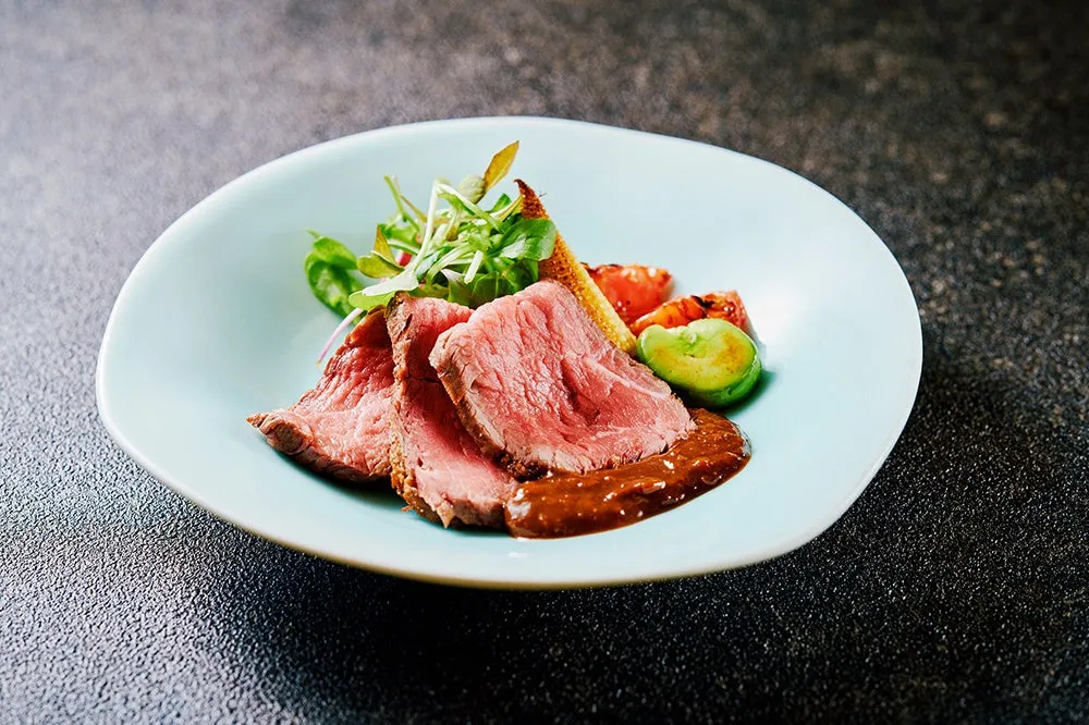 絶妙な焼き加減で提供される京都府産黒毛和牛