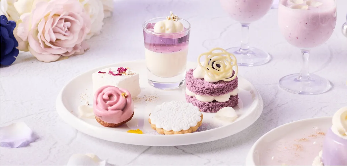 バラのムースやゼリーが並ぶスイーツプレート
