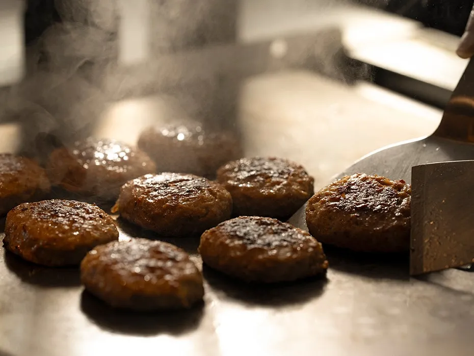鉄板でジューシーに焼き上げるハンバーグ