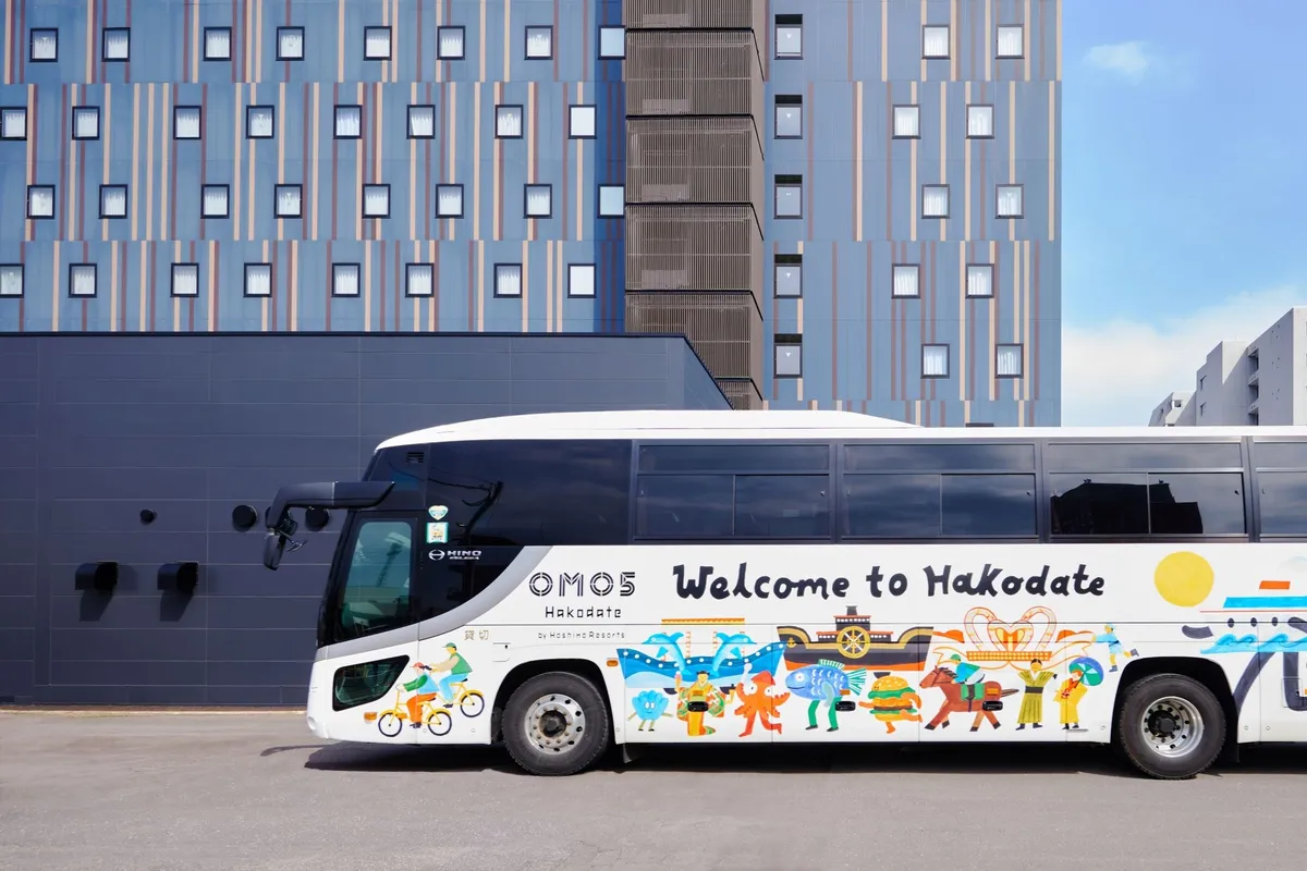 ホテル前に停車するOMO5函館の専用バス