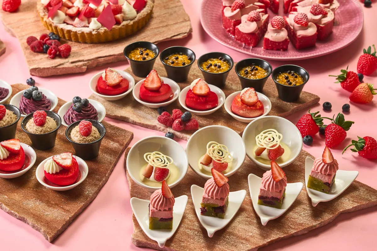ベリーを贅沢に使用した色鮮やかなスイーツの数々