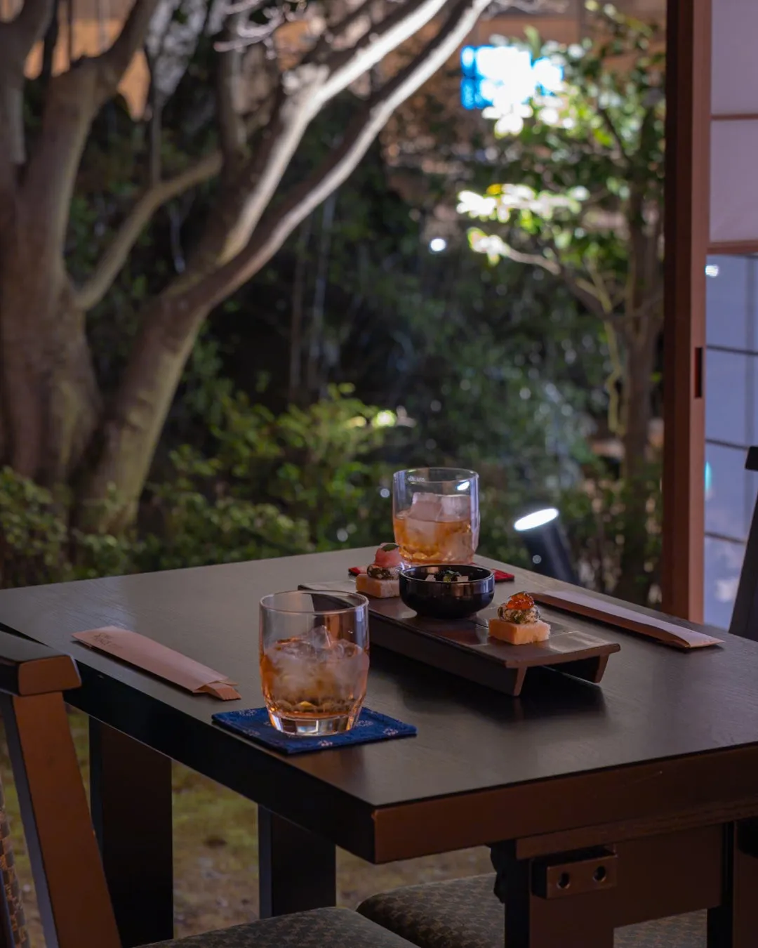 庭園を望むテーブル席に用意されたドリンクとおつまみ