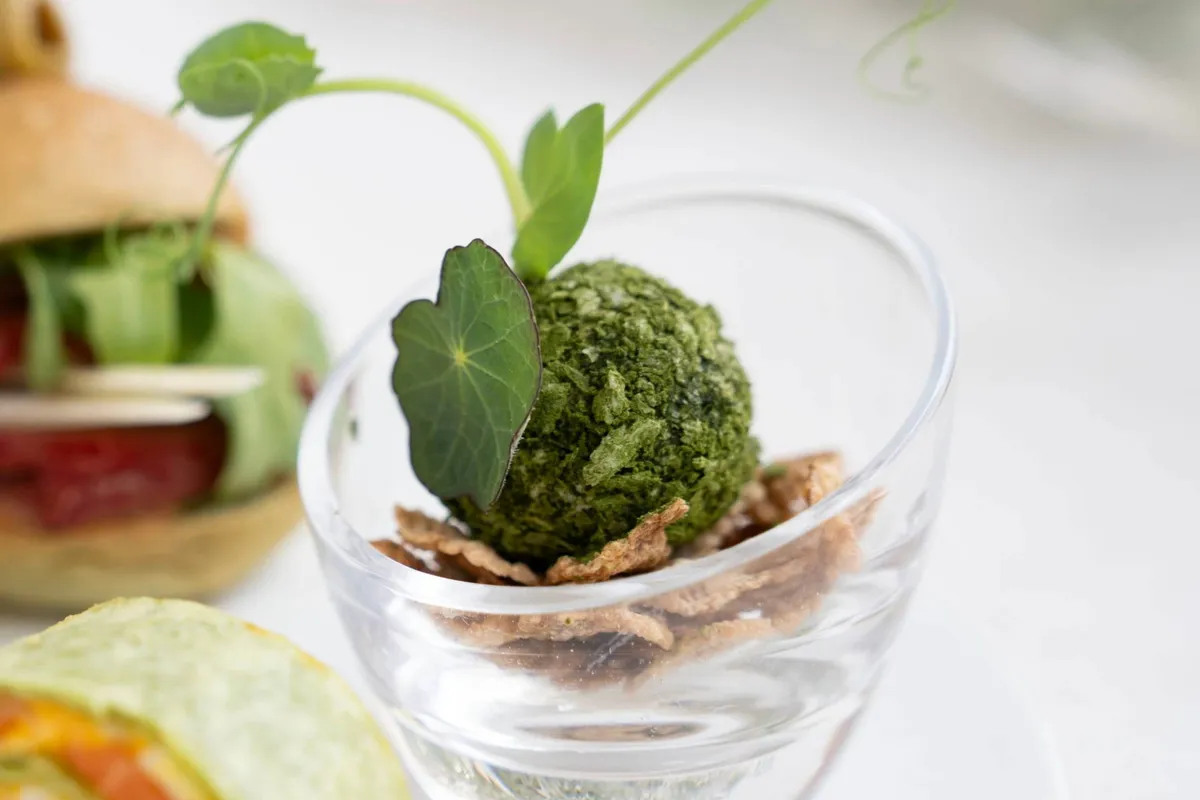 苔玉を模したクリームチーズとラムレーズンのセイボリー