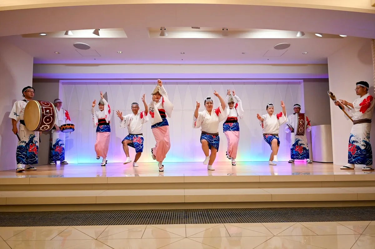 ホテル内で毎晩開催される迫力満点の阿波踊り公演