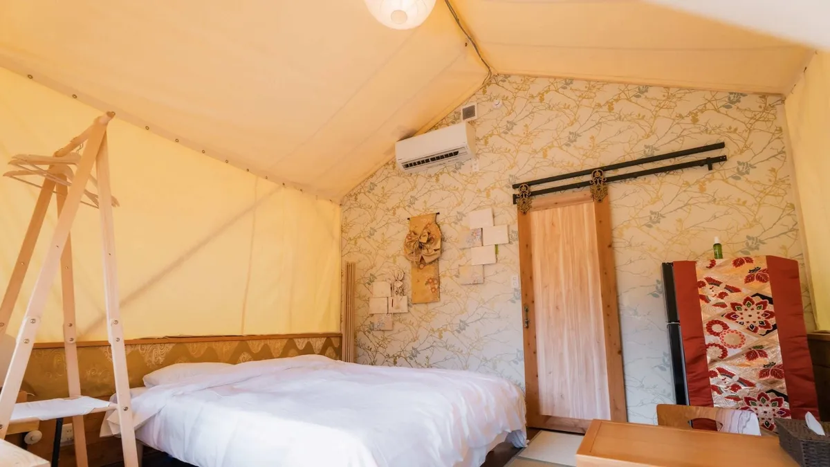 花柄の壁紙がおしゃれなテント内部の様子