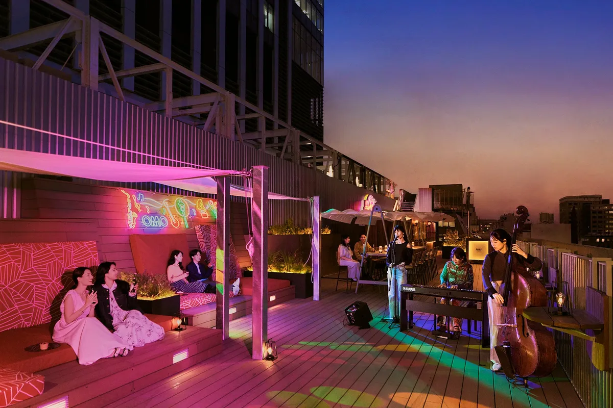 夜のHAMAKAZEテラスで音楽を楽しむ様子