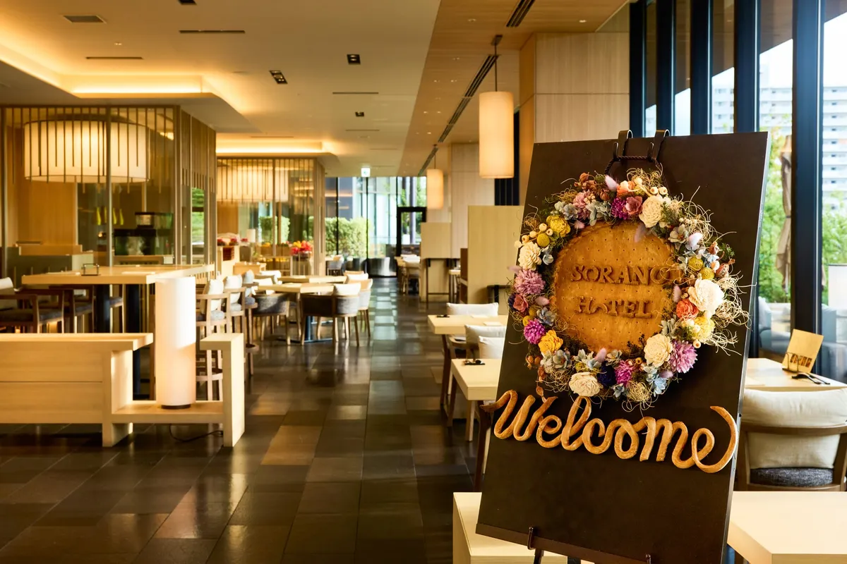 SORANO HOTELのダイチノレストラン内観とウェルカムボード