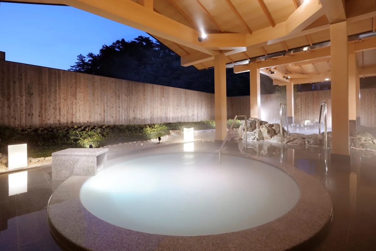 真珠成分が配合された乳白色に輝くパールオーロラ風呂